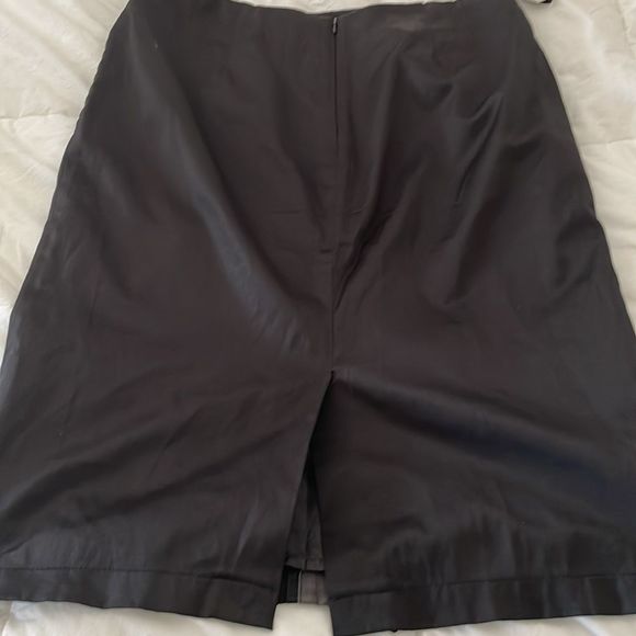 Black tuxedo skirt with zipper and back size large - Picture 4 of 4